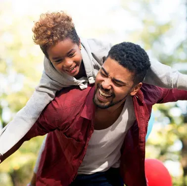 Homem com seu filho felizes